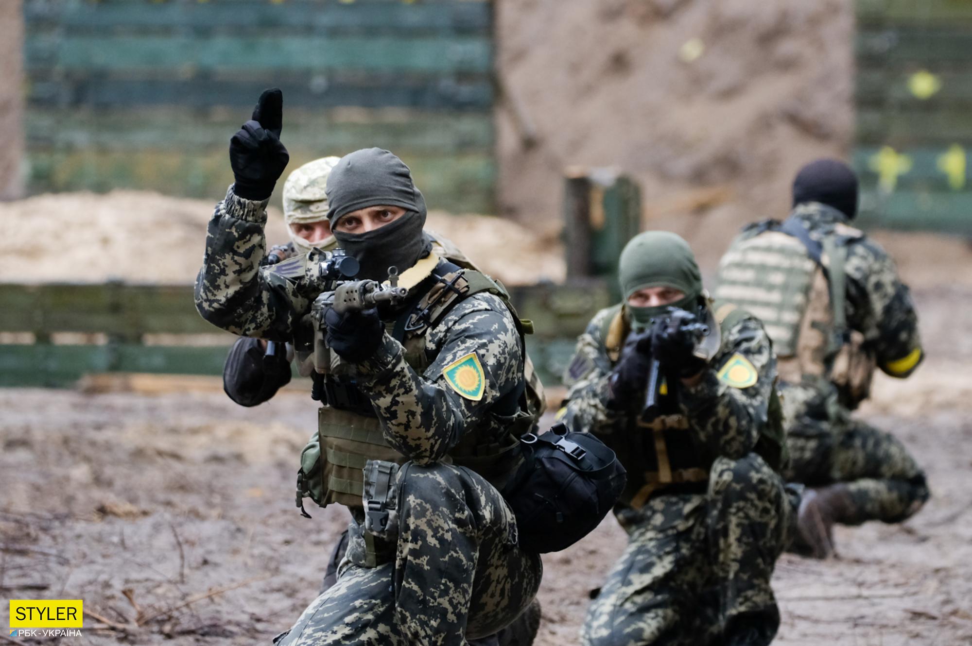 Тут ховалися 15 тисяч окупантів, а зараз тренуються бійці ТрО: сильні фото з навчального табору біля Бучі